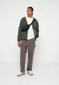 Weekend Offender TECHNICIAN - Mezisezónní bunda  - black forest