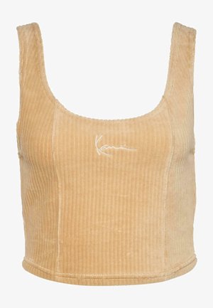 Lühendatud tank top heledat tan värvi ribakangast. Omab laiu rihmasid, ümarat kaelaauku ning esiküljel on tikandiga logo.