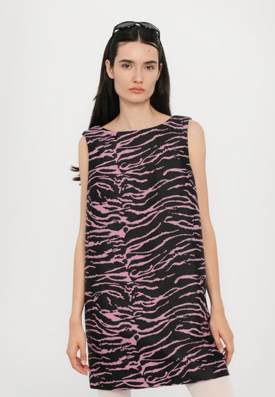 Schwarzes ärmelloses Kleid mit rosa Zebra-Streifen, mit geradem Schnitt und weicher Textur. Das Model posiert vor einem schlichten weißen Hintergrund.