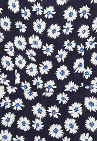 Tecido azul-marinho com um pequeno padrão floral repetido, apresentando flores brancas com centros azuis, exibindo uma textura suave e um design tecido.