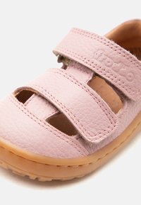 Παιδικό δερμάτινο σανδάλι σε ανοιχτό ροζ χρώμα με δύο ρυθμιζόμενους ιμάντες βέλκρο και ταμπά καουτσούκ σόλα.