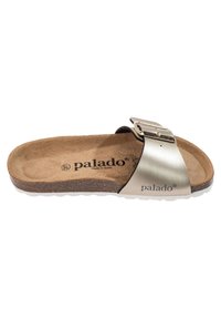 Mulesandal med ett metalliskt guldrem, korkfotbädd och texturerad gummisula. Har ett spänne som accent och "palado"-logotyp.