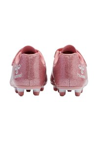 Rosa fotbollsskor med glittrig finish, rund häl och vita logotypdetaljer. Har ett säkert spänne och flera formade dobbar för bra grepp.