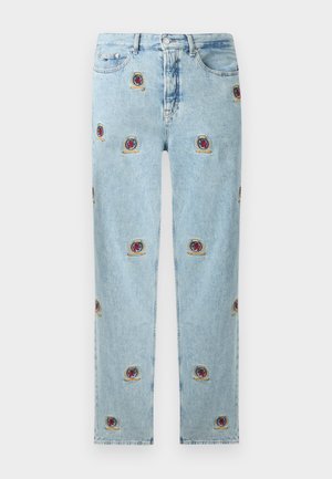 Hellblaue Jeans aus Denim mit geradem Schnitt und kleinen gestickten roten und goldenen Herz-Patches, die über den Stoff verteilt sind.