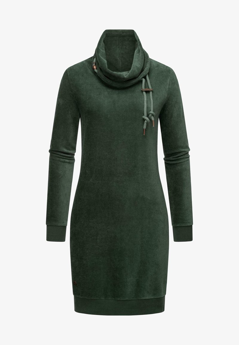 Rochie verde cu guler drapat, realizată dintr-un material moale și texturat. Prezintă mâneci lungi, manșete striate și detalii cu șnur ajustabil și accente metalice.