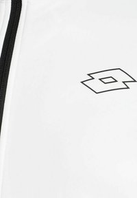 Giacca sportiva bianca con zip nera e logo Lotto nero sul lato sinistro, caratterizzata da una texture liscia e un design moderno.