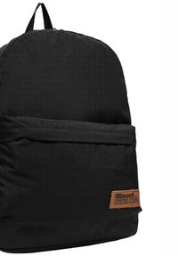 Zaino in tessuto nero con tasca frontale con cerniera e toppa rettangolare marrone con l'etichetta "Blauer USA" nell'angolo in basso a destra.