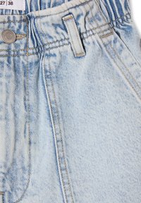 Shorts in denim blu chiaro con vestibilità rilassata, caratterizzati da cuciture visibili, chiusura con bottone e una cintura elastica per il massimo comfort.