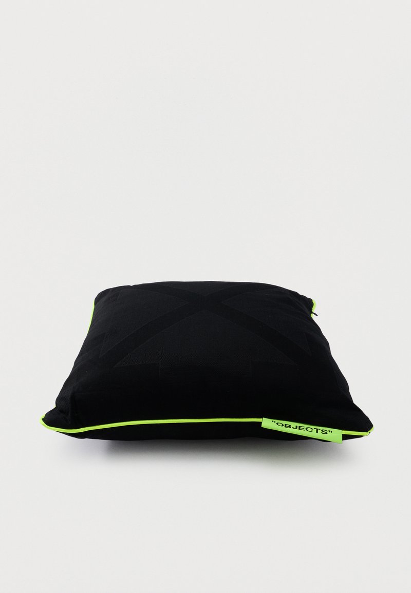 OFF-WHITE ARROW PILLOW - Dekokissen - black/schwarz