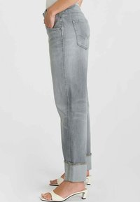 Lichtgrijze spijkerbroek van denim met vijfzakkenontwerp, rechte pasvorm, opgerolde boorden en subtiele stiksels langs de rand van de zakken.