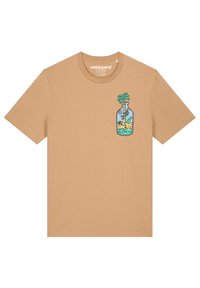 Tan katoenen t-shirt met een afbeelding van een fles met palmbomen en een strandscène. Korte mouwen, ronde hals, gladde textuur.
