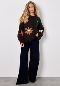 Apricot EMBROIDERED FLOWER  - Strickpullover - brown