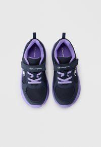 Chaussures de sport bleu marine avec tige en mesh, accents violets, sangle ajustable et lacets. Semelle rembourrée avec une adhérence texturée.
