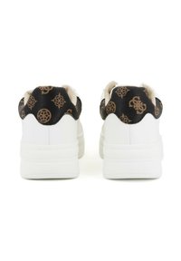 Hvide sneakers med en mønstret sort hæl med tan-detaljer, rund form, glat overflade og tykk, polstret sål.