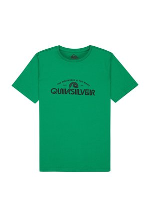 Zielona koszulka z krótkim rękawem z czarnym logo Quiksilver i napisem "The Mountain & The Wave Since 1969" umieszczonym na środku przodu.