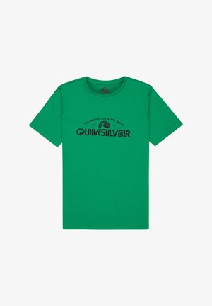 Zielona koszulka z krótkim rękawem z czarnym logo Quiksilver i napisem "The Mountain & The Wave Since 1969" umieszczonym na środku przodu.