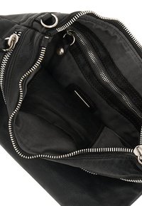 Interno di una borsa di pelle nera con più scomparti con zip, texture liscia e dettagli in metallo argentato.