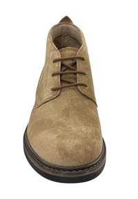 Stivale chukka in suede beige con punta rotonda, lacci marroni e suola scura a contrasto. Texture pulita e liscia con dettagli di cucitura minimi.