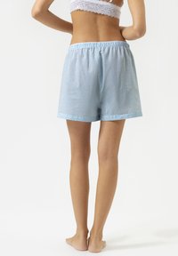 Lichtblauwe katoenen shorts met een gestreept patroon, een elastische tailleband en een relaxed fit, die net boven het midden van de dij eindigen.