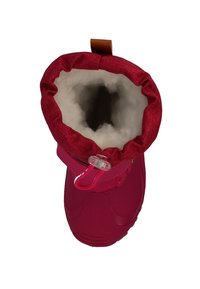 Stivale impermeabile rosa con una cuffia in tessuto rosso e fodera bianca, dotato di un pratico manico e chiusura con cordoncino per una facile vestibilità.