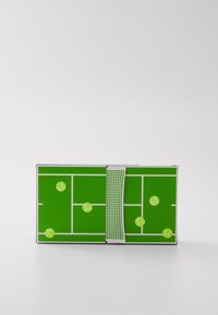 Grön box som liknar en tennisbana, med vita linjer, en design av nät och flera gula tennisbollar placerade på ytan.
