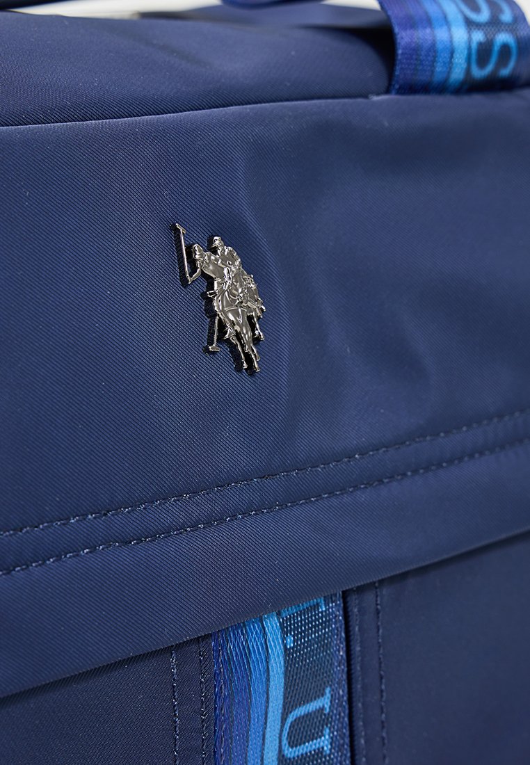 Granatowa torba nylonowa z srebrnym emblematem jeźdźca na koniu, o teksturowanym wykończeniu i niebieskim akcentującym pasku.