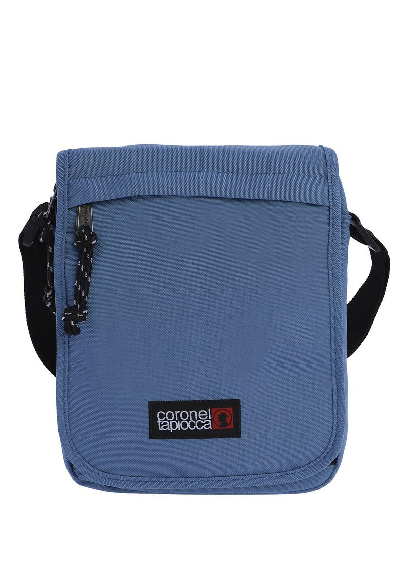 Bolso de tela azul tipo bandolera con cierre de solapa, correa de hombro negra, etiqueta de logo prominente y superficie texturizada. Incluye un detalle de cordón.