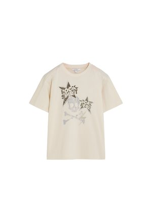 Camiseta de manga corta color crema con calavera de purpurina, huesos cruzados y dos estrellas, con las inscripciones "Rock Spirit" y "Scalpers" en el frente.