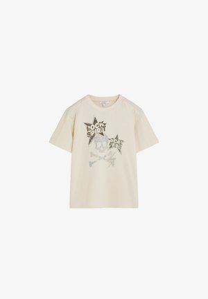 Camiseta de manga corta color crema con calavera de purpurina, huesos cruzados y dos estrellas, con las inscripciones "Rock Spirit" y "Scalpers" en el frente.