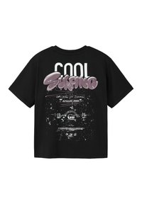 Čierne bavlnené tričko s grafickým dizajnom a textom "COOL Surfing" v purpurovej a bielej farbe, s opotrebovanou potlačou a rôznymi ikonami.