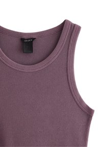 Tummanvioletti, urheilullinen toppi, jossa on pyöreä kaula-aukko ja leveät olkaimet. Sisältää mustan tarran, jossa lukee "LINDEX" kauluksessa.