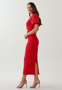 TUSSAH JAYNA MIDI  - Laisvo kirpimo suknelė - red