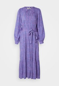 Lilla blomsterkjole med lange ærmer, plisseret krop, bånd i taljen og lagdelt kant. Letvægtsstof med blød tekstur.