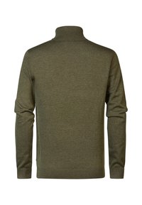 Maglione a collo alto verde oliva realizzato in morbido tessuto a maglia. Presenta maniche lunghe e polsini e orlo a coste per una silhouette aderente.