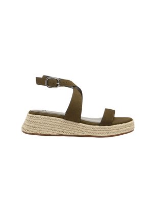 Zamszowa sandałka na koturnie w oliwkowym kolorze z paskiem zapinanym przy kostce oraz plecioną platformą z juty.