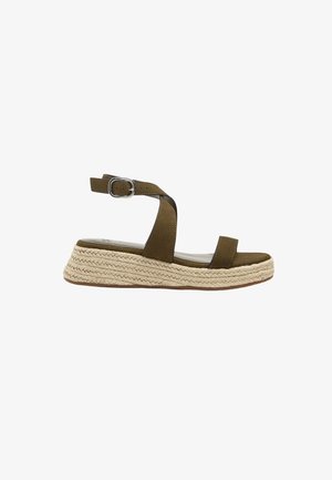 Zamszowa sandałka na koturnie w oliwkowym kolorze z paskiem zapinanym przy kostce oraz plecioną platformą z juty.