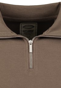Bruine sweatshirt met kwartrits, kraag met zichtbare metalen rits en kledinglabel aan de binnenkant met de tekst "KEY LARGO handcrafted maat S."