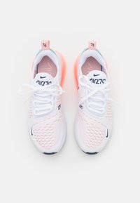 Vita och rosa Nike Air Max 270-sneakers med meshöverdel och snören, sedd ovanifrån på en vitt bakgrund.