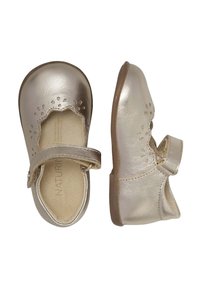 Zapatos infantiles metálicos dorados con punta redondeada, bordes en forma de ondas, acentos florales perforados, correa ajustable y suela plana.