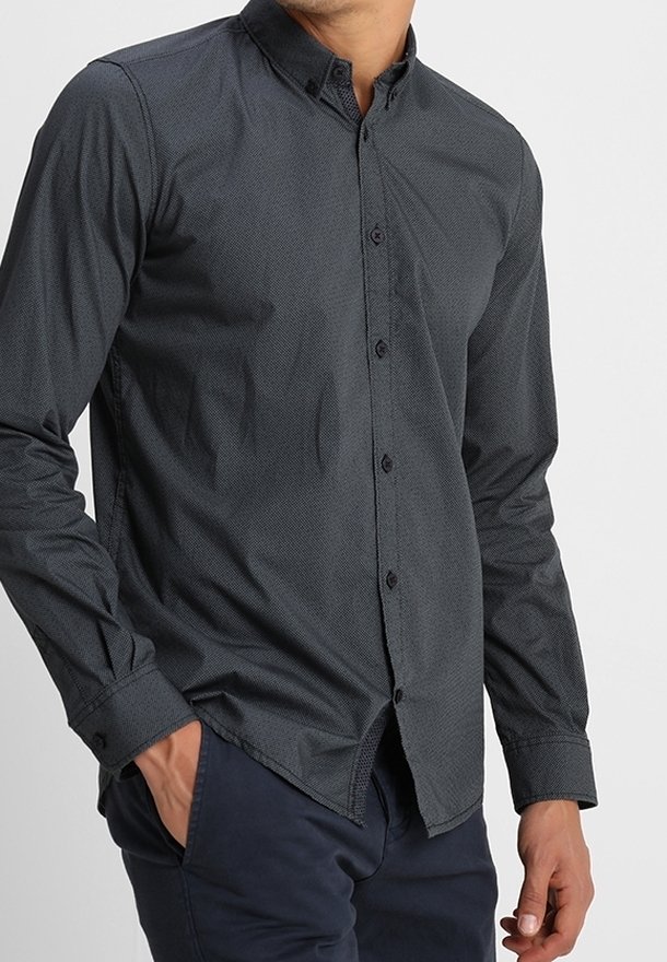 Donker overhemd met knopen, voorzien van een gestructureerd patroon, lange mouwen en een puntige kraag. Heeft een slim fit en contrasterende knopen.