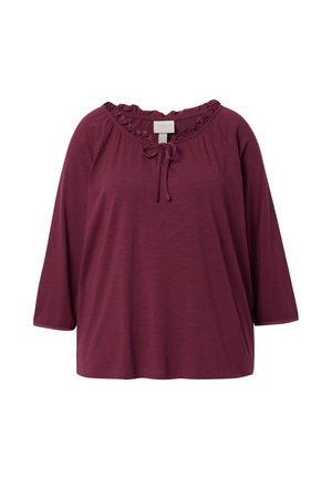 Burgundy langærmet bluse med flæsekant ved halsen og bindebånd foran, lavet af blødt, let stof.