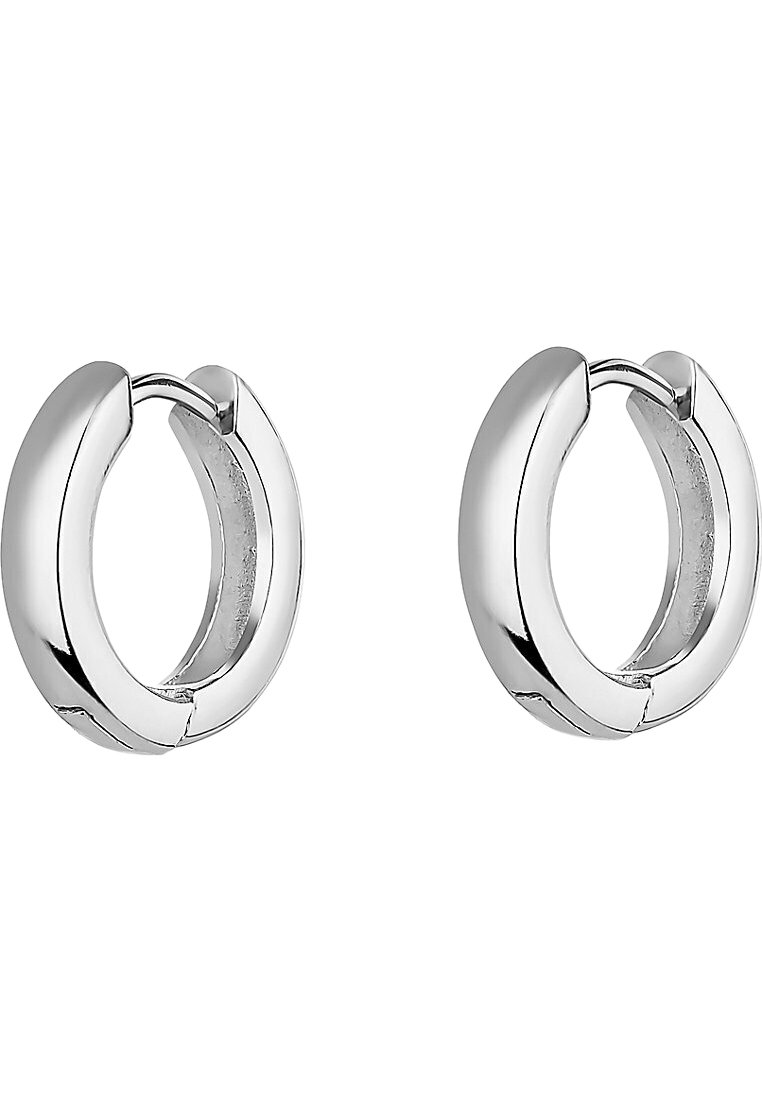 Sølv hoop øreringe med en glat, blank overflade og et rundt, åbent design. Har en sikker lukning og et minimalistisk æstetik.