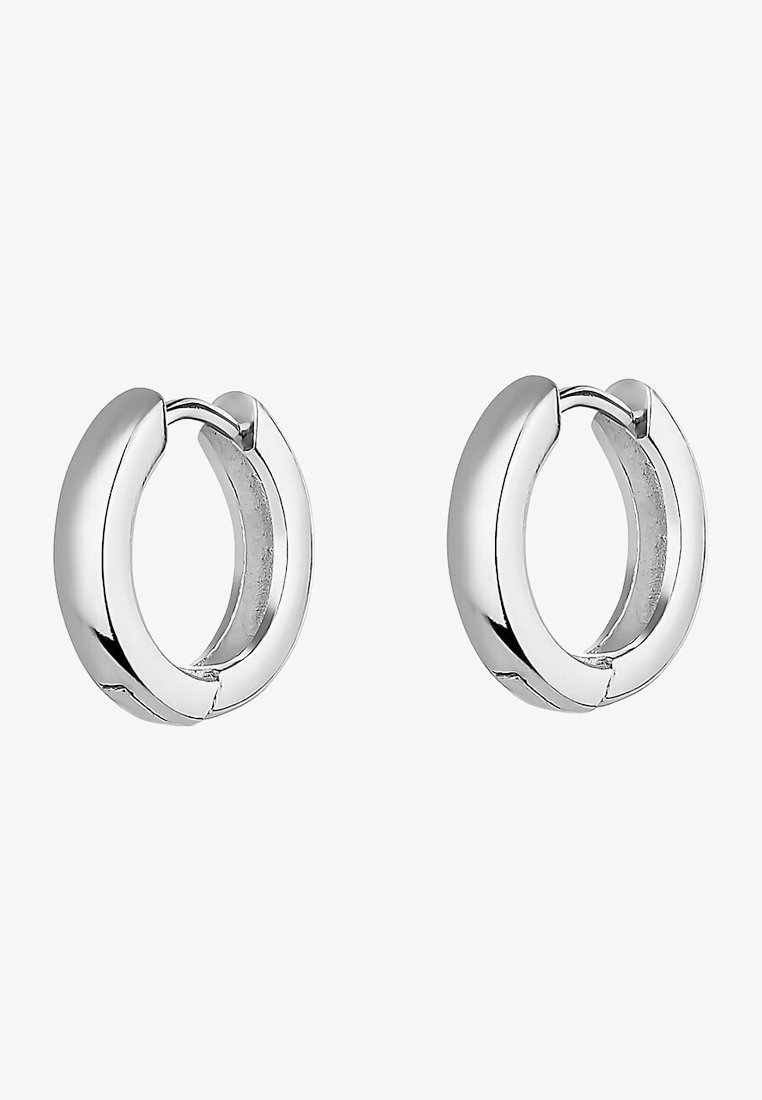 Sølv hoop øreringe med en glat, blank overflade og et rundt, åbent design. Har en sikker lukning og et minimalistisk æstetik.