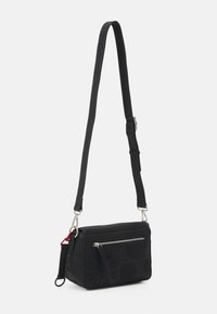 Borsa a tracolla nera con design testurizzato, accessori in metallo argentato, tasca con cerniera frontale e tracolla regolabile. Forma rettangolare compatta.