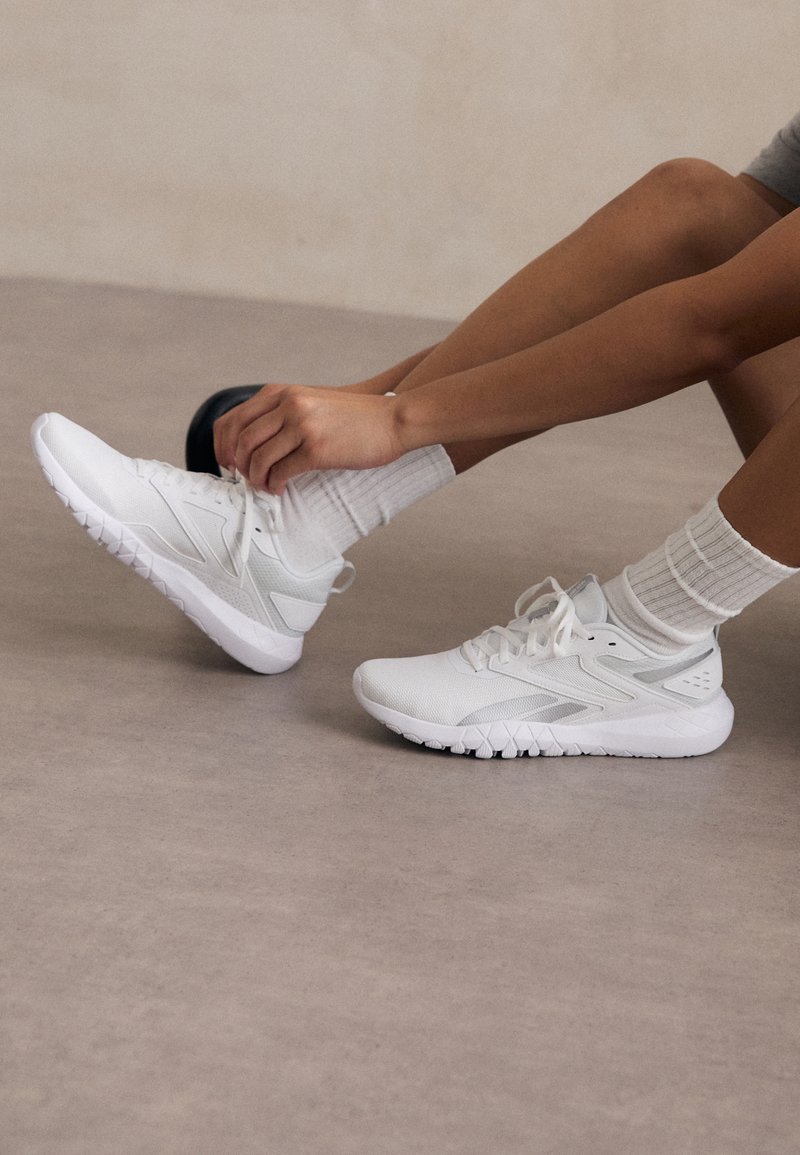 At Tr Reebok FLEXAGON ENERGY TR 4 - Trainingsschuh - footwear white/mist grey ...