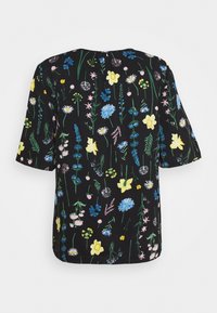 Haut noir à manches courtes présentant un motif floral coloré en rose, jaune, bleu et vert, avec un col rond et une coupe ample.