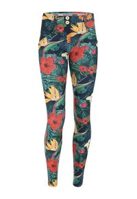 Leggings floreali con uno sfondo blu navy scuro, caratterizzati da vivaci hibiscus rossi, uccelli del paradiso gialli e verde fogliame tropicale. Vita con doppio bottone.