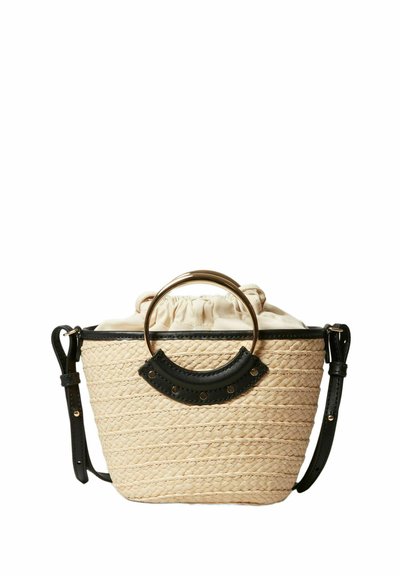 Borsa a secchiello intrecciata in paglia con un esterno beige chiaro, dettagli in pelle nera, apertura superiore con coulisse e manico circolare in tono oro.