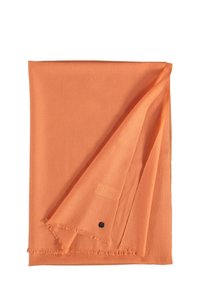 Écharpe orange en tissu léger avec une texture lisse, présentant des bords effilochés et un petit emblème noir dans un coin.