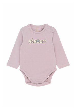 Světlé růžové body s dlouhými rukávy a patentkami, s nápisem "sestrička" v barevných písmenech a mašličkami jako akcenty na hrudi.